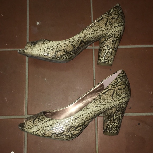 Bcbg heels - Picture 2 of 4